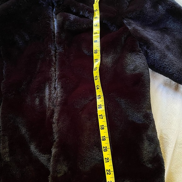 ๐ฅSEXY, soft๐FAUX FUR JACKET. 5 hook and eye closures. Like new. - Picture 6 of 8